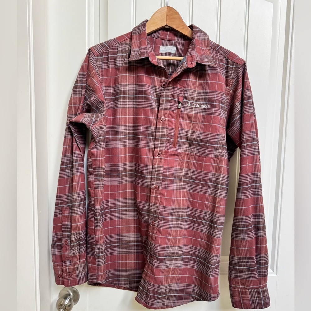Columbia Relaxed Fit Red Brick Plaid Buttoned Technical Shirt. Size M